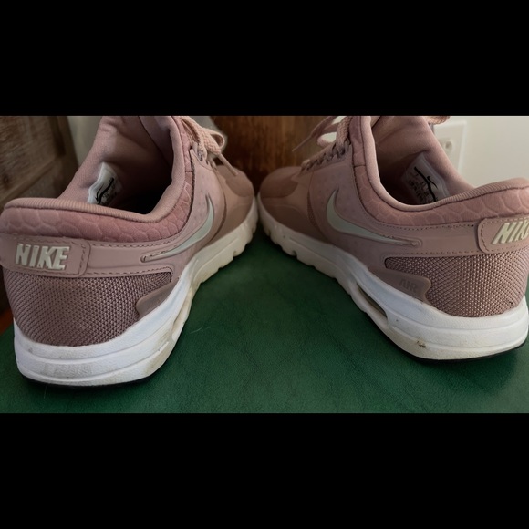 Nike shoes - Picture 3 of 4